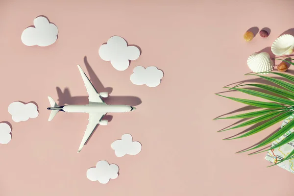 Miniatuur Speelgoed Vliegtuig Papieren Wolken Reisaccessoires Kleurrijke Achtergrond Reizen Vakanties — Stockfoto