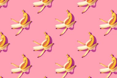 Pembe arka plan desenli sarı olgun muzlar, kare. Asgari düzeyde. Düz yatıyordu.