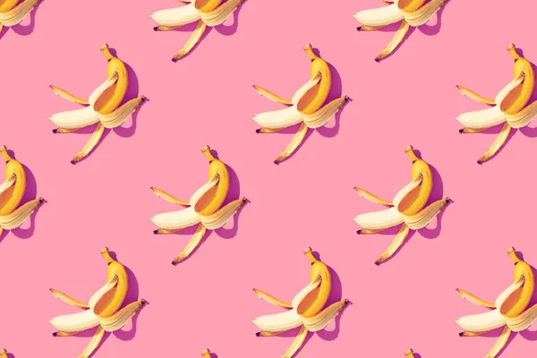 분홍색 패턴의 노란색익은 바나나는 사각형 모양입니다 스타일 나막신 — 스톡 사진