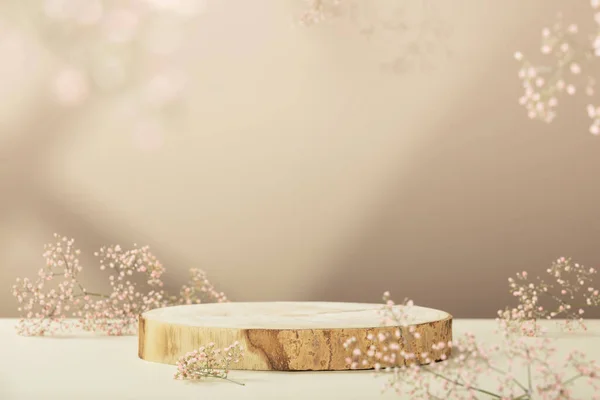 Empty Wooden Podium Product Presentation Pink Gypsophila Flowers Beige Background — Zdjęcie stockowe