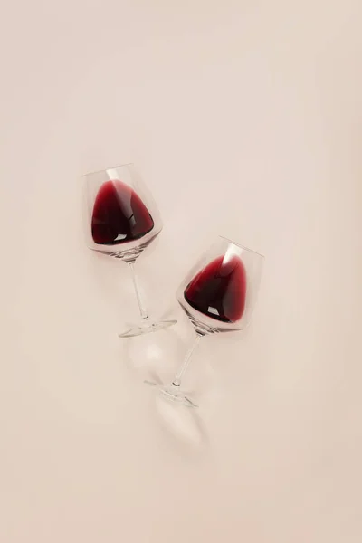 Flache Lage Von Rotwein Rosafarbenen Hintergrund Weinbar Weingut Degustationskonzept Minimalistische — Stockfoto