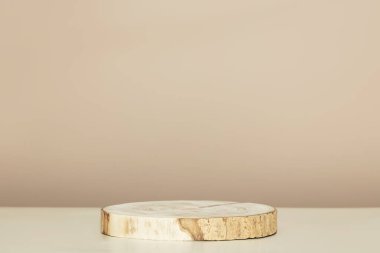 Yuvarlak tahta testere bej arka plan soyut arkaplanda silindir biçimi. Minimum kutu ve geometrik podyum. Geometrik şekilli sahne. Eko kozmetik ürün sunumu için boş vitrin