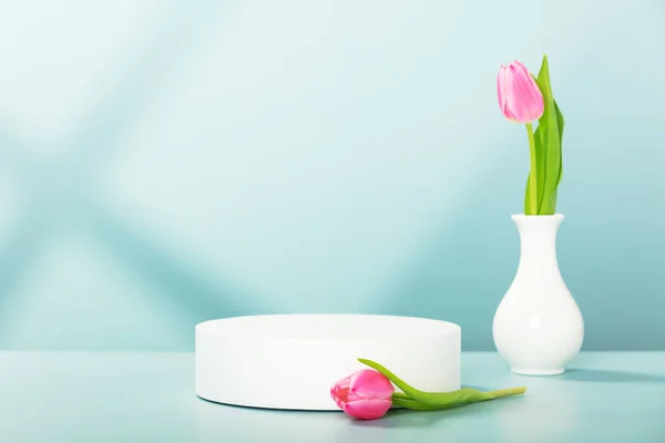 Abstrakcyjne Puste Białe Podium Cieniami Okien Pięknymi Różowymi Kwiatami Tulipanów — Zdjęcie stockowe