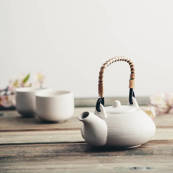 Traditionelle Asiatische Teezeremonie Weiße Teekanne Tassen Sakura Blumen Auf Holztisch — Stockfoto