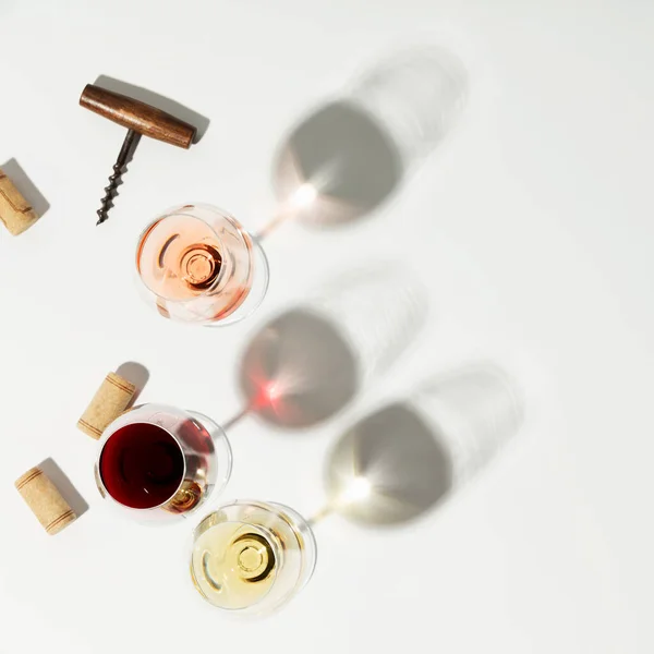 Composition Vin Avec Belle Lumière Soleil Ombres Sur Fond Blanc — Photo