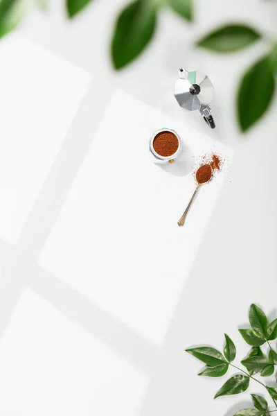 Kaffeekomposition Auf Hellgrauem Hintergrund Fensterschatten Und Grünen Zweigen Flache Lage — Stockfoto