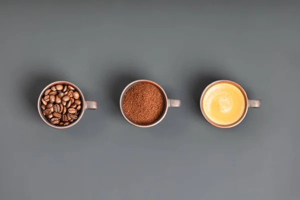 Koffie Compositie Met Drie Kopjes Koffie Donkere Achtergrond Plat Lay — Stockfoto