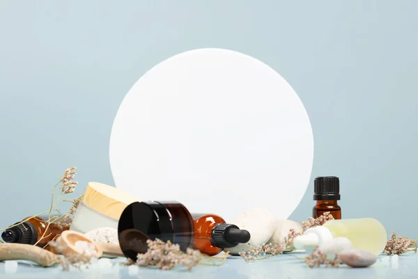Összetétel Természetes Kozmetikumok Asztalon Kövek Virágok Üres Fehér Kör Pódium — Stock Fotó