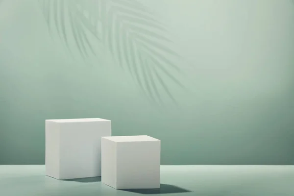 Abstract Leeg Wit Podium Met Schaduwen Groene Achtergrond Mock Stand — Stockfoto