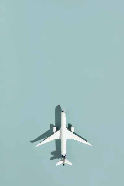 Miniatuur Vliegtuig Blauwe Achtergrond Met Kopieerruimte Ravel Vakanties Toerisme Luchtvaartmaatschappijen — Stockfoto
