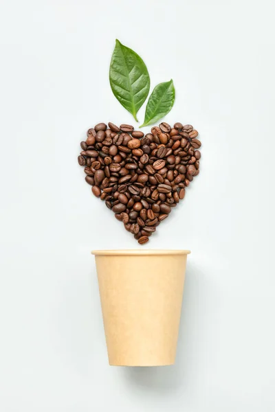 Bílý Šálek Kávy Kávová Zrna Tvaru Srdce Bílém Pozadí Byt — Stock fotografie