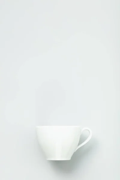 Taza Blanca Blanco Sobre Fondo Gris Plano Maqueta Espacio Copia — Foto de Stock