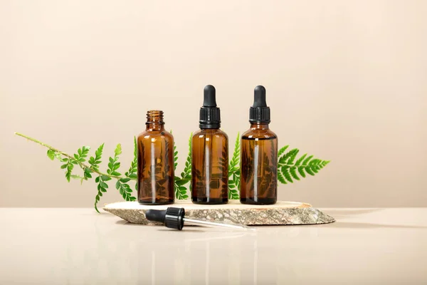 Amber Glass Transparent Bottles Wooden Podium Natural Organic Cosmetic Packaging — Fotografia de Stock