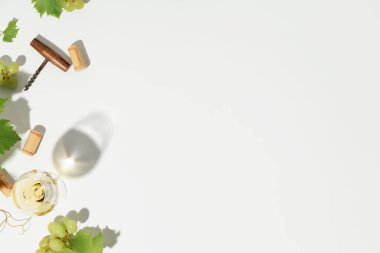 Fotokopi alanı beyaz arkaplanda düz beyaz şarap yatağı. Şarap barı, şarap imalathanesi, şarap arıtma konsepti. Asgari eğilimli fotoğrafçılık