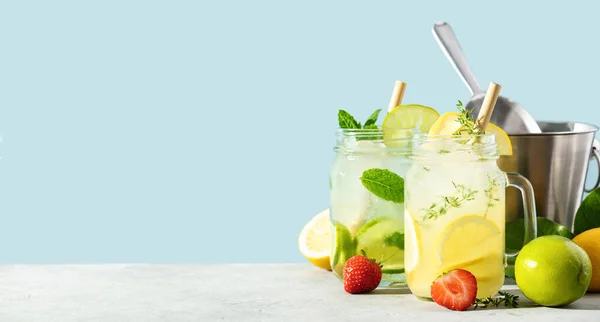 Limonade Mojito Blauwe Lucht Achtergrond Verfrissende Zelfgemaakte Cocktails Zomerdrankjes Selectieve — Stockfoto