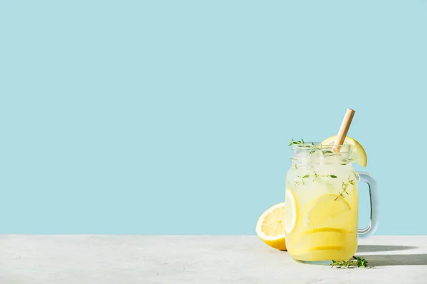 Sommergetränk Mit Zitrone Und Rosmarin Aus Nächster Nähe Sommer Erfrischungsgetränk — Stockfoto