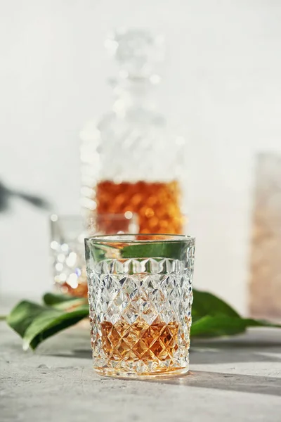 Whisky Con Hielo Cerca Fondo Piedra Gris —  Fotos de Stock