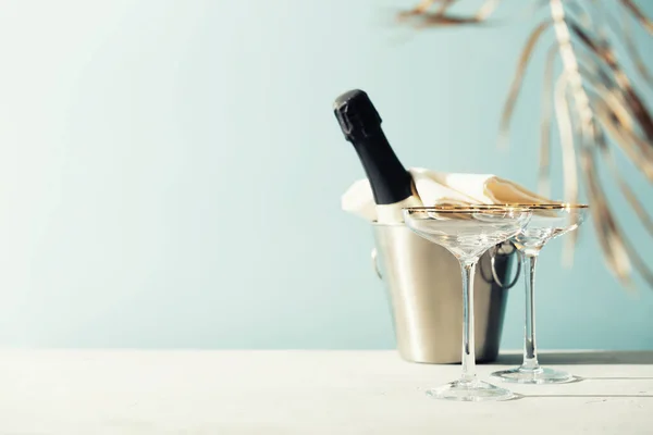 Flaska Med Champagne Och Glas Hav Och Himmel Bakgrund Sommarsemester — Stockfoto