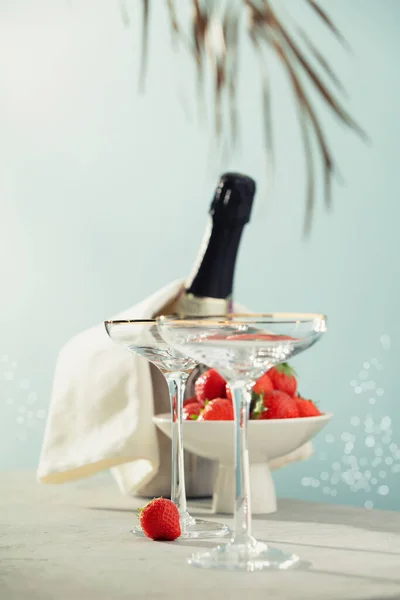 Eine Flasche Champagner Zwei Gläser Und Erdbeeren Auf Meer Und — Stockfoto