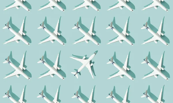 Творча Композиція Білого Пасажирського Літака Пастельному Синьому Фоні Літній Візерунок — стокове фото