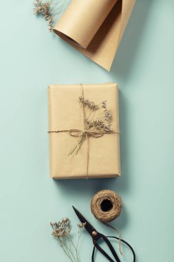 Noel paketleme fikri. Çevre dostu, sürdürülebilir, sıfır atık, mavi arka planda doğal renk Noel hediye kutuları