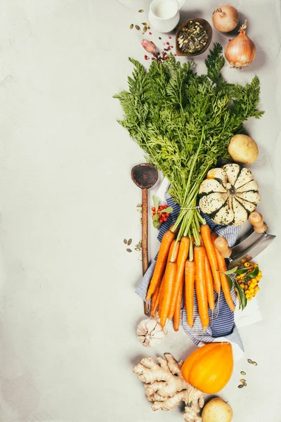 健康的な料理の背景 野菜の原料 素朴な木製の背景に新鮮な庭のニンジン 玉ねぎ カボチャ スパイス — ストック写真