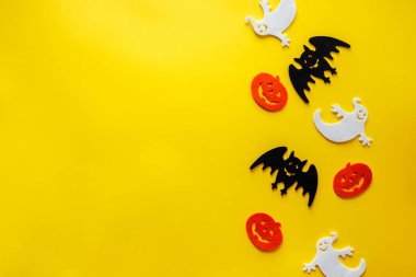 Sarı arkaplanda Cadılar Bayramı süslemeleri - düz görünüm telif alanı yatar