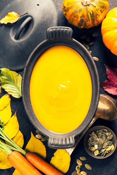 Homemfde Pumpkin Soup Black Cast Iron Pot Rustic Surface — Foto Stock