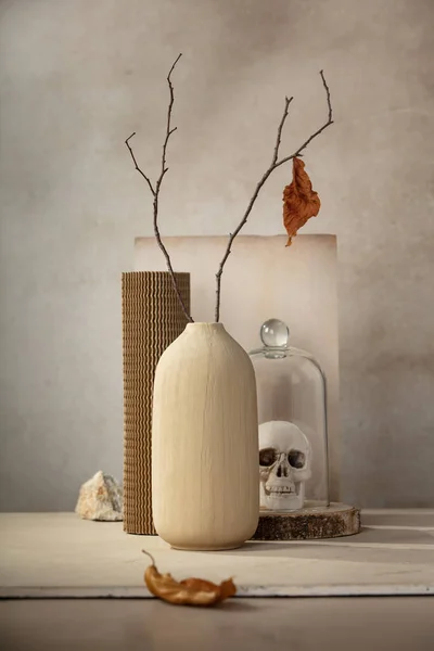 Minimalistická Monochromatická Zátiší Keramickou Vázou Lepenkovým Pódiem Zmačkaným Papírem Přírodním — Stock fotografie