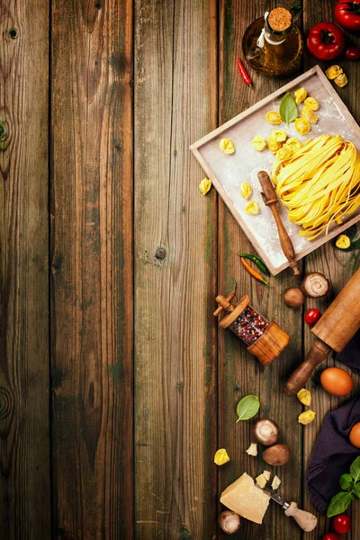 Sfondo Cottura Con Tagliatelle Pasta Fresca Funghi Con Spazio Copia — Foto Stock