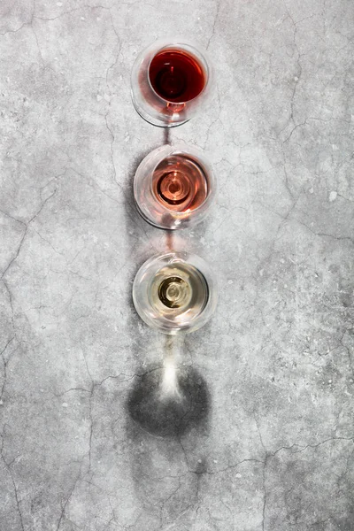 Flat Lay Red Rose White Wine Glasses Grey Stone Background — Zdjęcie stockowe