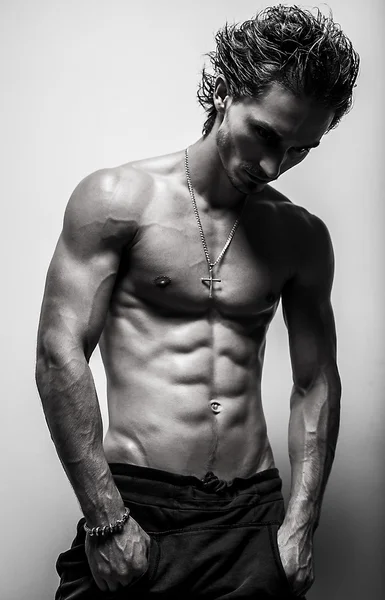 아름 다운 및 건강 운동 백인 근육 질의 젊은 남자. 흑백 사진. — 스톡 사진