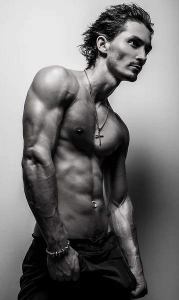 Beautiful and health athletic caucasian muscular young man. Black-white photo. — Stock Photo, Image