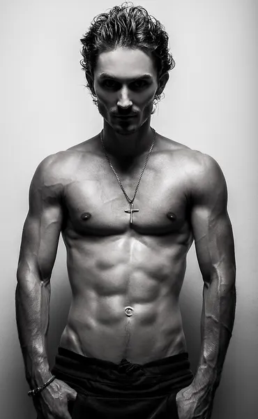 Hermoso y saludable atlético caucásico joven musculoso. Foto en blanco y negro . — Foto de Stock