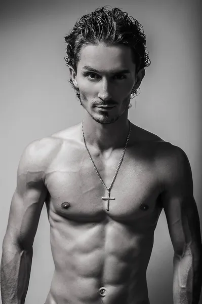 Gyönyörű és egészségügyi sportos kaukázusi izmos fiatalember. fekete-fehér fénykép. — Stock Fotó