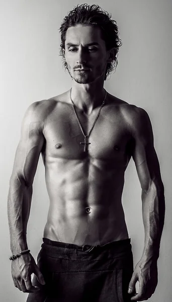 Schöner und gesunder athletischer kaukasischer muskulöser junger Mann. Schwarz-Weiß-Foto. — Stockfoto