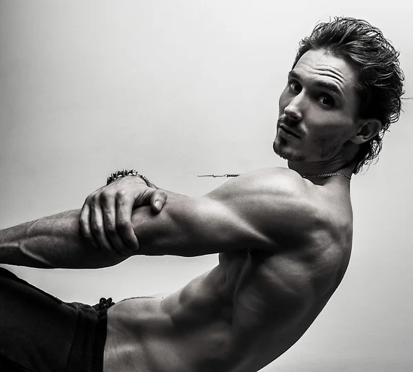 Krásný a zdraví atletické kavkazské svalnatý mladý muž. černobílá fotografie. — Stock fotografie