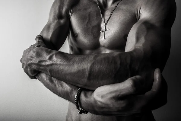 Torso de homens de beleza. Corpo nu. Isolado em preto . — Fotografia de Stock