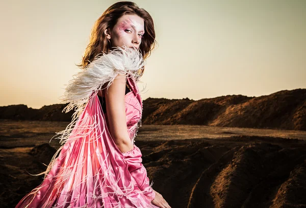 Aantrekkelijke romantische vrouw op mooie roze jurk pose buiten. — Stockfoto