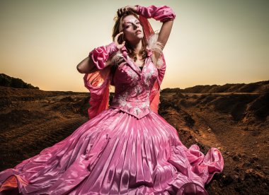 güzel pembe elbise poz açık olarak çekici romantik kadın.