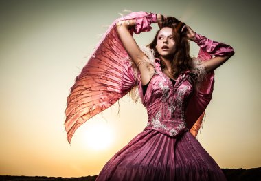 güzel pembe elbise poz açık olarak çekici romantik kadın.