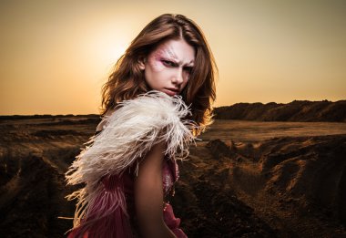 güzel pembe elbise poz açık olarak çekici romantik kadın.