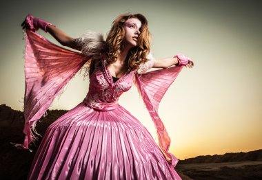 güzel pembe elbise poz açık olarak çekici romantik kadın.