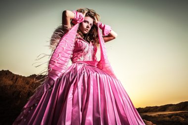 güzel pembe elbise poz açık olarak çekici romantik kadın.