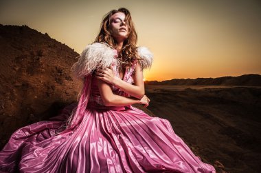 güzel pembe elbise poz açık olarak çekici romantik kadın.