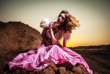 güzel pembe elbise poz açık olarak çekici romantik kadın.