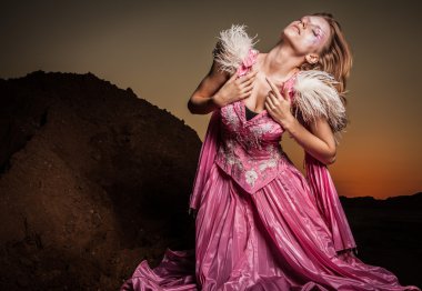 güzel pembe elbise poz açık olarak çekici romantik kadın.