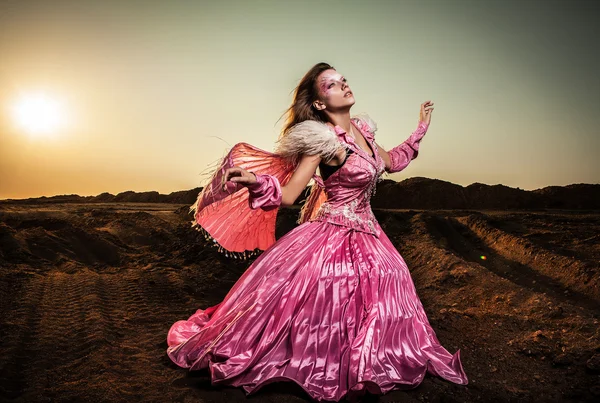 Atractiva mujer romántica en hermoso vestido rosa pose al aire libre . —  Fotos de Stock