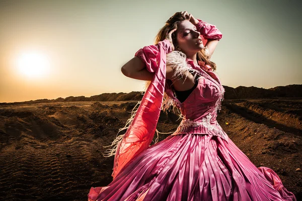 Atractiva mujer romántica en hermoso vestido rosa pose al aire libre . —  Fotos de Stock