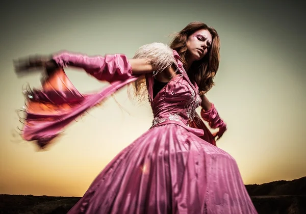 Ελκυστική ρομαντική γυναίκα στο όμορφο ροζ φόρεμα πόζα εξωτερική. — Φωτογραφία Αρχείου
